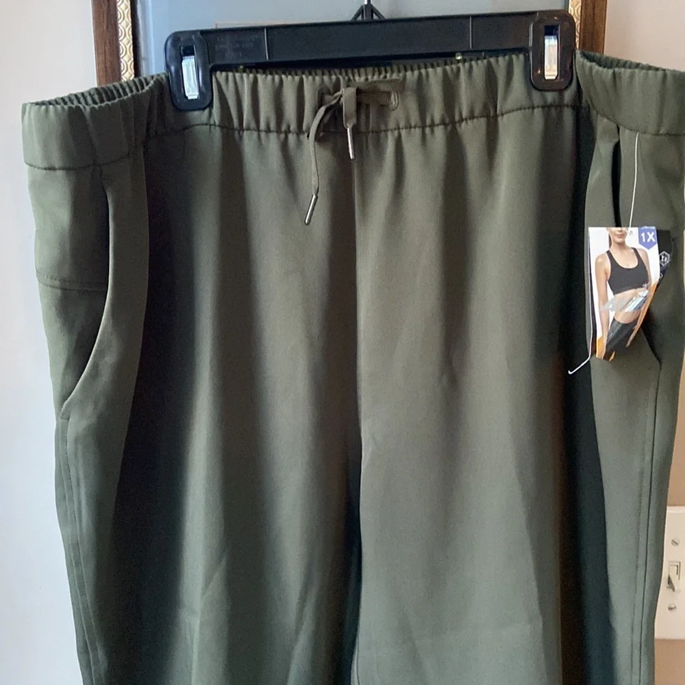 NWT Avia Green Commuter Pants